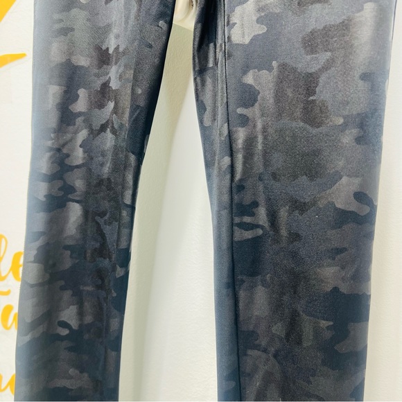 SPANX Faux Leather Matte Black Camo Leggings High Waist Size XS Like New - Picture 4 of 10